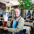 El bodegón alemán de 108 años que sigue vigente con su bota de cerveza y sus platos tradicionales