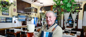 El bodegón alemán de 108 años que sigue vigente con su bota de cerveza y sus platos tradicionales