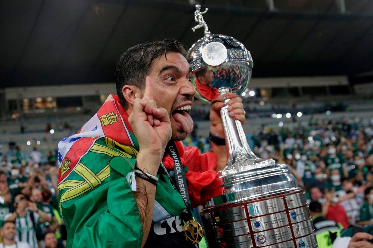Abel Ferreira, el entrenador de Palmeiras, con la Copa Libertadores