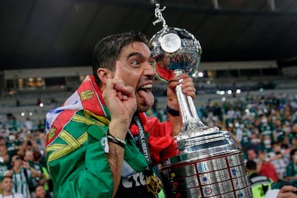 Abel Ferreira, el entrenador de Palmeiras, con la Copa Libertadores
