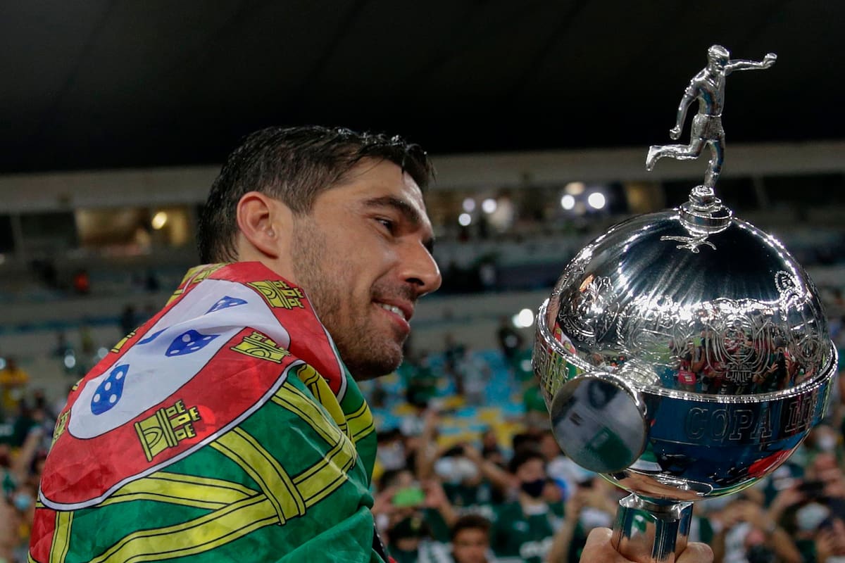 Abel Ferreira, entrenador portugués de Palmeiras, con la Copa LIbertadores