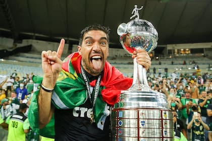 Abel Ferreira y su histriónico festejo con la Copa Libertadores en mano, la segunda consecutiva en Palmeiras, tras el 2-1 a Flamengo en Montevideo.