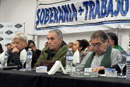 Abel Furlán (UOM), Juan Carlos Schmid (portuarios) y Hugo Godoy (ATE) definen el nuevo plan de lucha gremial contra Milei