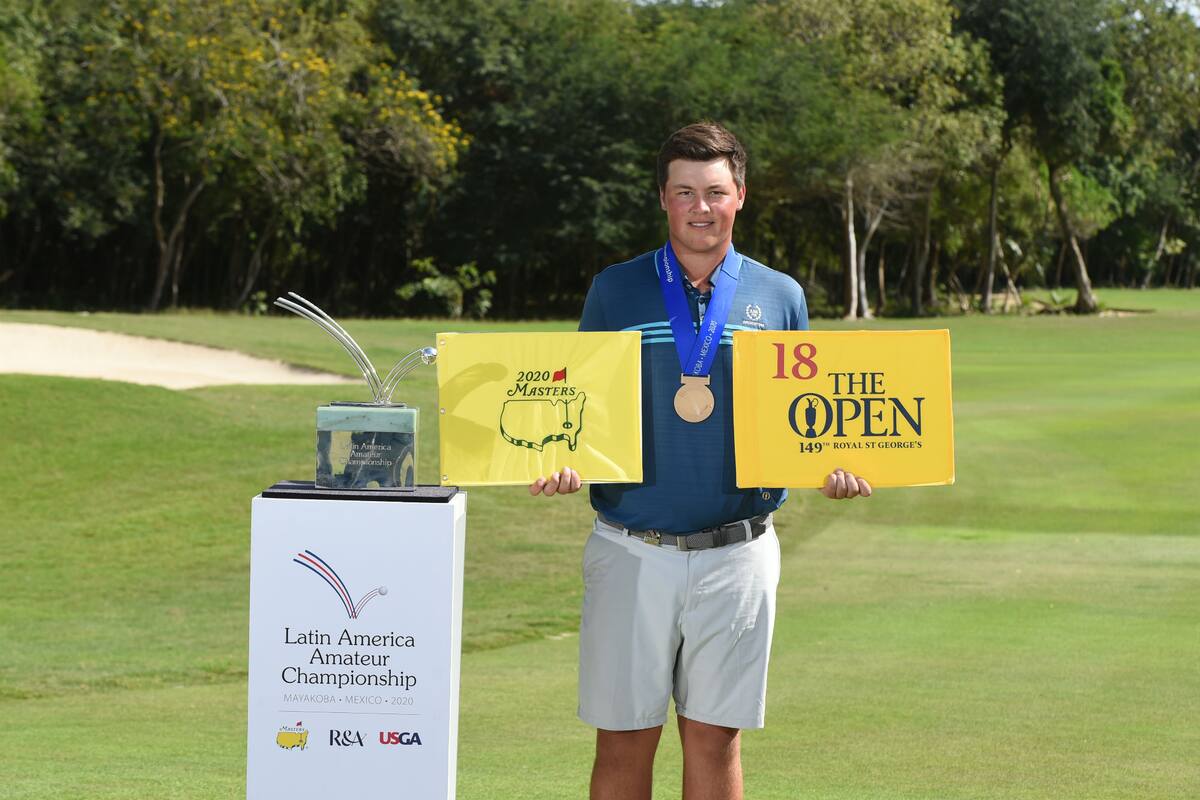 Abel Gallegos junto con sus dos pasajes para el Masters y el Open
