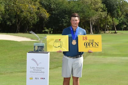 Abel Gallegos junto con sus dos pasajes para el Masters y el Open