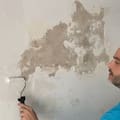 Abel, decorador: “Para reparar una pared afectada por la humedad, lo primero es sanearla”