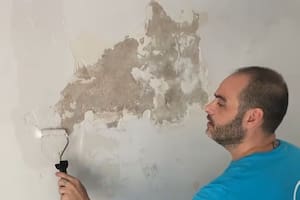 Abel, decorador: “Para reparar una pared afectada por la humedad, lo primero es sanearla”