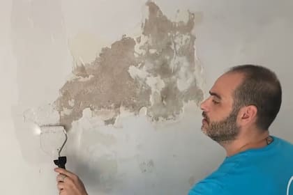 Abel, interiorista y decorador: “Para reparar una pared afectada por la humedad, lo primero es sanearla”