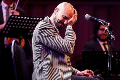 Abel Pintos, emocionado, durante su participación en el concierto de apertura del Festival y Mundial Tango BA, en la Usina del Arte
