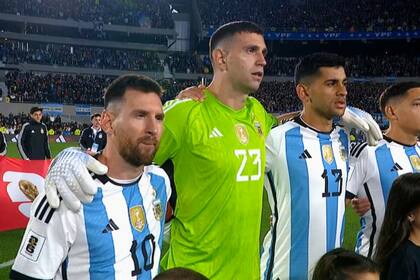 Abel Pintos fue el elegido de la AFA para cantar el himno nacional en el partido ante Ecuador (Captura video TV Pública)