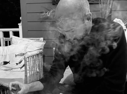 Abel Pintos fumó un habano en un posteo y los fans no se lo perdonaron