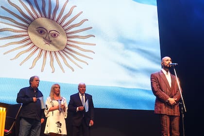 Abel Pintos interpretó el Himno Nacional y cautivó por completo al Teatro Coliseo