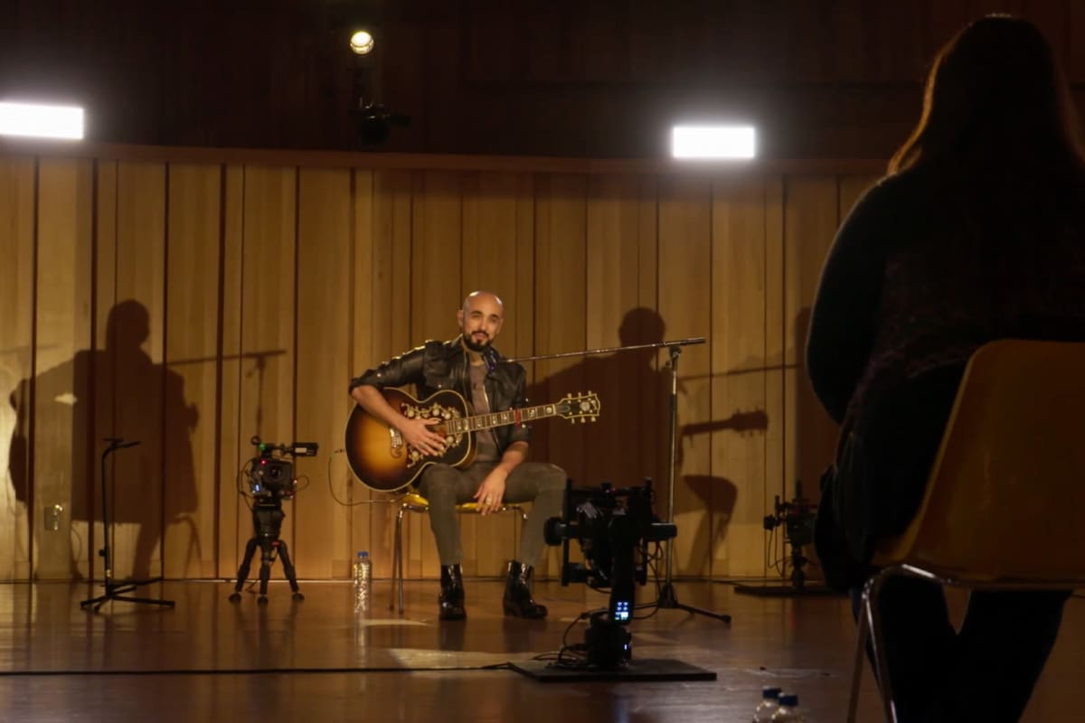 Abel Pintos le canta a Verónica, una docente voluntaria que se encuentra en la primera línea de lucha contra el COVID-19