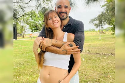Abel Pintos y Mora Calabrese anunciaron que esperan una niña (Foto Instagram @abelpintos)