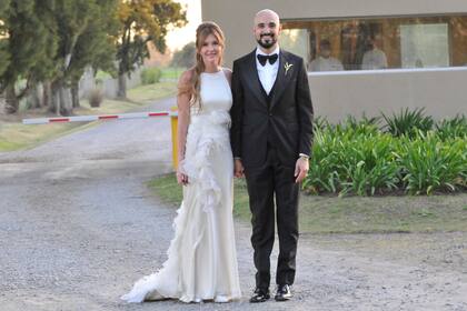 Abel Pintos y Mora Calabrese durante su boda en Buenos Aires