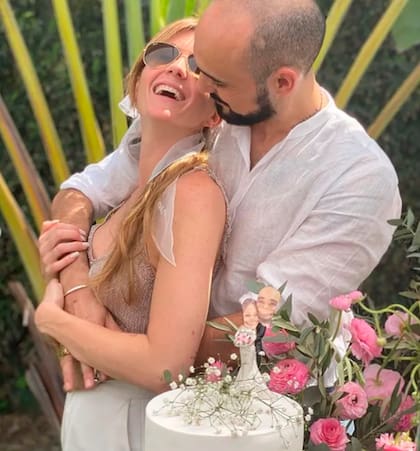 Abel Pintos y Mora Calabrese en su casamiento por civil (Foto: Instagram/@abelpintos)