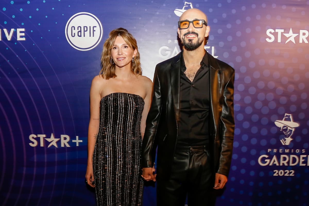 Abel Pintos y su esposa, en su llegada a los Premios Gardel