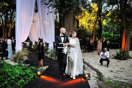 Abel Pintos y su flamante esposa, Mora Calabrese, en la íntima ceremonia frente a sus amigos y familiares