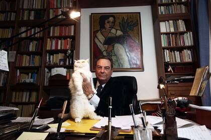 Abel Posse tenía 89 años; como a sus libros y su gato blanco, adoraba las lapiceras de pluma y sus máquinas de escribir
