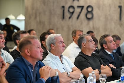 Abel Poza, de Huracán, y Fabián Berlanga, de Vélez, durante una reunión del Comité Ejecutivo de la AFA, en febrero