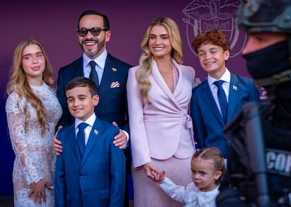 Abelardo de la Espriella con su esposa Ana Lucía Pineda y sus hijos (de izquierda a derecha) Lucía, Filippo, Francesca y Salvador a su llegada a la ceremonia de su toma de posesión en Cali, Colombia, el 7 de agosto de 2026.