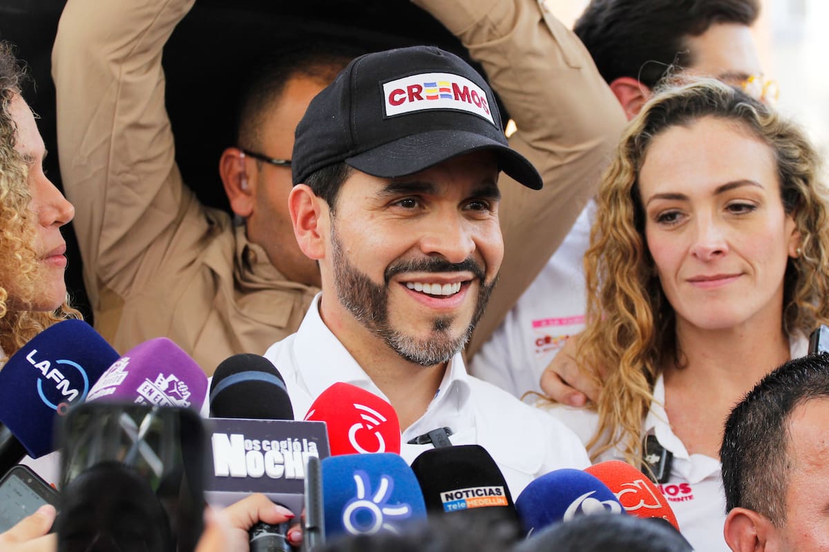Abelardo De la Espriella, del Partido Defensores de la Patria, habla con la prensa durante un mitin de campaña en Medellín, Colombia, el 28 de enero de 2026