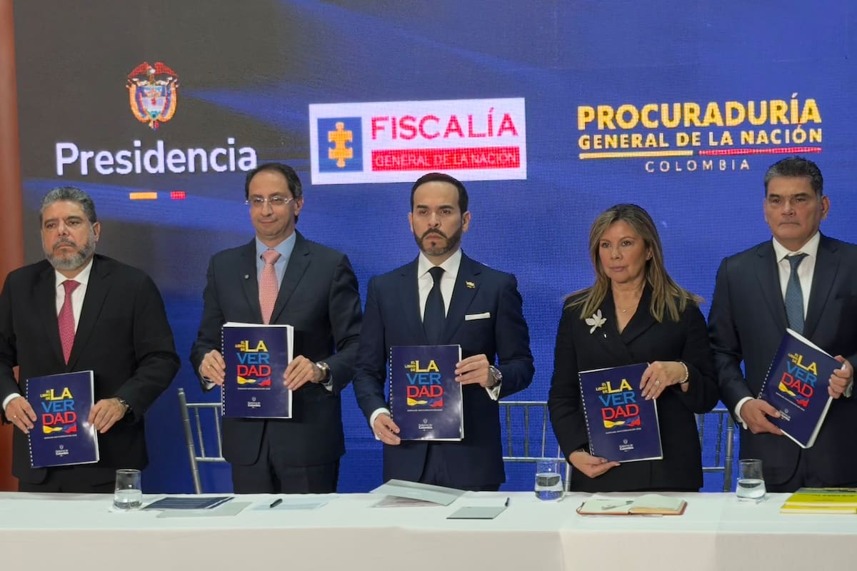 Abelardo de la Espriella en la presentación del libro ante la Fiscalía. Fuente: X