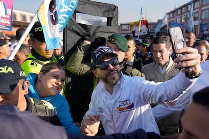 Abelardo de la Espriella se saca una selfie con sus partidarios durante un mitin de campaña en Bogotá, Colombia, el 28 de febrero de 2026