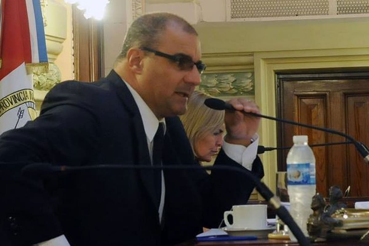 Abello, durante su mandato como diputado provincial; hoy es chofer de Uber