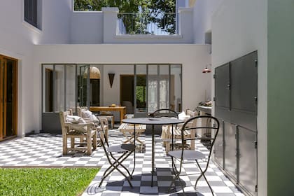 Aberturas y trabajos en hierro (Matías Clot). Mesa y sillas de chapa (Formas y Maneras). Para la pintura de la fachada, ‘Nácar’ de Sherwin Williams (Prestigio).