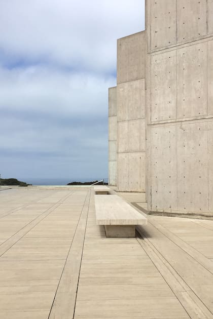 "Abierta al público a través de unas escalinatas -relata Schaer-, el visitante se encuentra con un espacio vacío que destaca la arquitectura. El mármol travertino del solado se ensambla con las paredes de concreto".