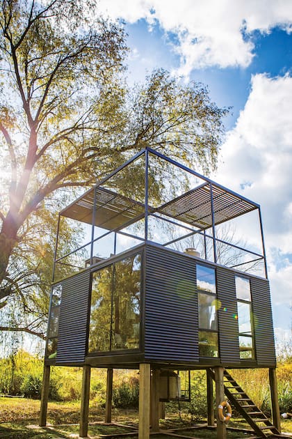 Refugio de diseño: Una estilizada casita de 36m2 sobre pilotes captura la esencia del Delta