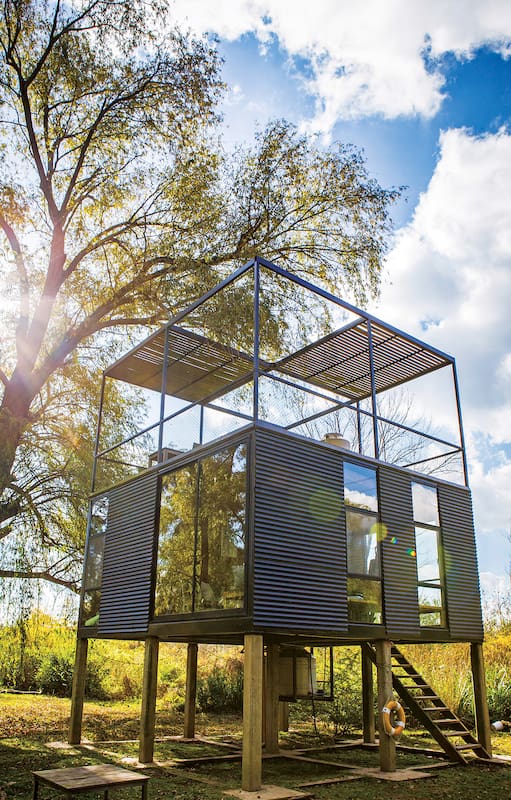 Refugio de diseño: Una estilizada casita de 36m2 sobre pilotes captura la esencia del Delta