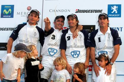 La Dolfina campeón de Palermo 2007: abajo a la izquierda, Barto (6 años) y Jeta (5); al lado, Benicio Castagnola, Luquín Monteverde y Mía Cambiaso