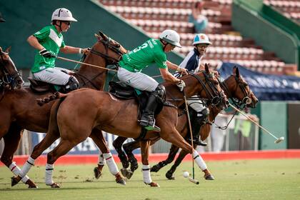Los sobrinos frente al tío: Camilo y Bartolomé (h.) Castagnola en acción ante Adolfo Cambiaso, que los vigila de cerca.