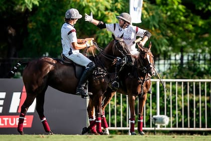 Los dos mejores de la tarde en el Argentino Abierto: Matías Torres Zavaleta va a abrazarse con Del Carril; La Ensenada-La Aguada pasó de un 2-7 a un 12-7 y sigue de festejos tras ganar los trofeos subsidiarios de Tortugas y Hurlingham.