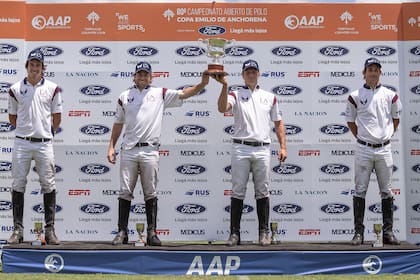Jerónimo Del Carril, Matías Torres Zavaleta, Alfredo Bigatti y Segundo Bocchino, con la copa subsidiaria Sarmiento del Abierto de Tortugas; La Ensenada-La Aguada la ganó con un 15-5 a 12 sobre La Natividad-Monjitas en el desenlace de la rueda de perdedores.