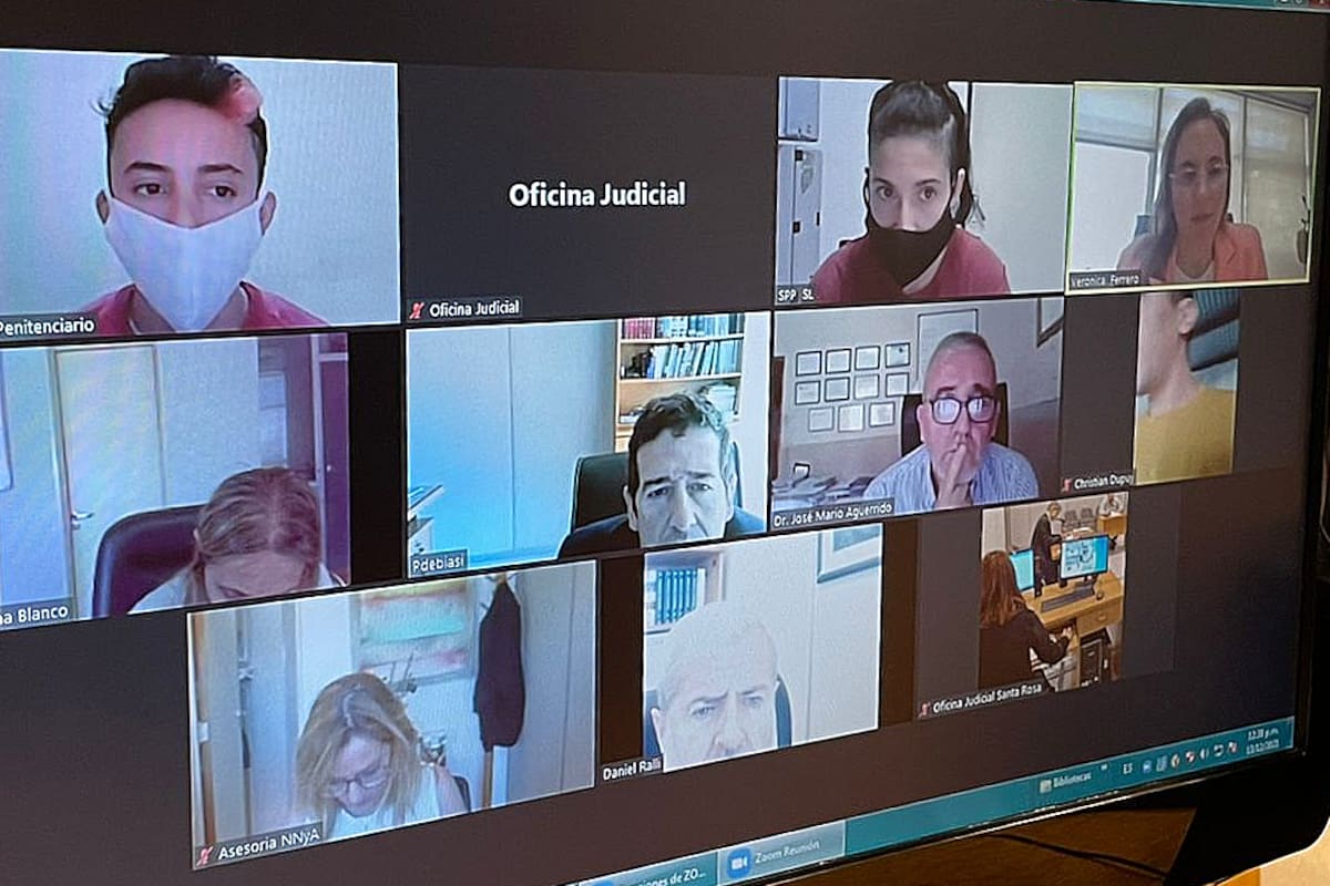 Abigail Páez (primera de la izquierda) y Magdalena Espósito Valenti (la siguiente, a su derecha), durante la audiencia de Zoom desde el Penal de San Luis en el que cuestionó a Christian Dupuy, el padre de Lucio