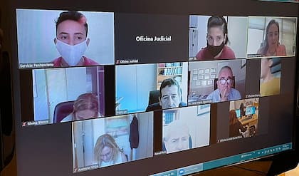 Abigail Páez (primera de la izquierda) y Magdalena Espósito Valenti (la siguiente, a su derecha), durante la audiencia de Zoom desde el Penal de San Luis en el que cuestionó a Christian Dupuy, el padre de Lucio