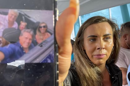 Abigail Pereira muestra la imagen de algunos de los argentinos desaparecidos en Miami