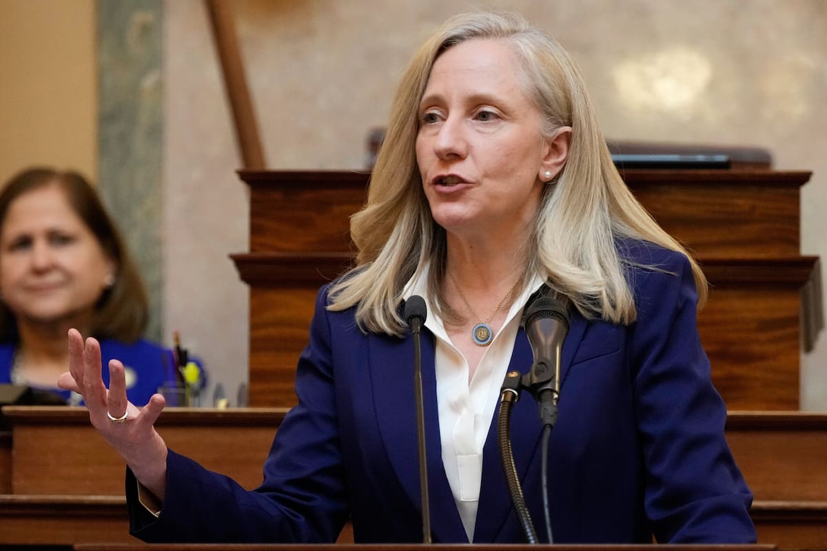 Abigail Spanberger, gobernadora de Virginia, se defendió de la polémica que la envuelve