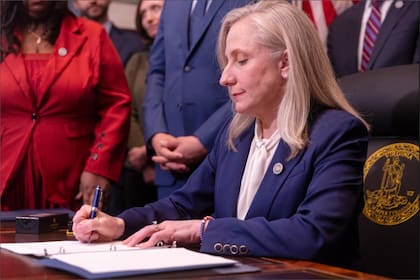 Abigail Spanberger se convirtió en la primera mujer gobernadora de Virginia y firmó una orden ejecutiva el 17 de enero