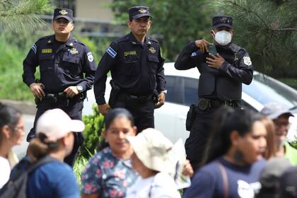 Abogada detenida 15 días sin ir ante juez: régimen antipandillas de Bukele alcanza a delitos comunes