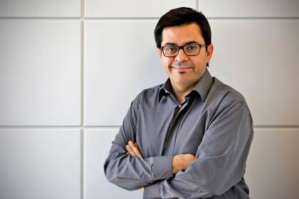 Abogado constitucionalista, dejó el país en 1995 para doctorarse en la Universidad Complutense de Madrid, y en 2001 llegó a Barcelona seducido por el puesto de docente universitario y también por la ciudad, que no tardó en adoptarlo como “catalán”.