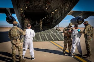 Abogados defensores de los derechos de los migrantes lanzan una demanda contra Donald Trump para impedir nuevos traslados a Guantánamo
