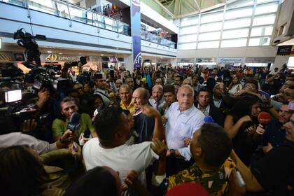 Diputados opositores enfrentan el hostigamiento de chavistas en el aeropuerto de Maiquetía