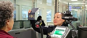 Incertidumbre y temor a ser detenidos entre quienes esperan regularizar su situación