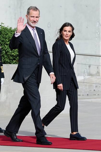Abordó el avión en Madrid para volar a Alemania con un working girl look: traje sastre de raya diplomática Hugo Boss, camiseta blanca y mocasines picados de Uterqüe.