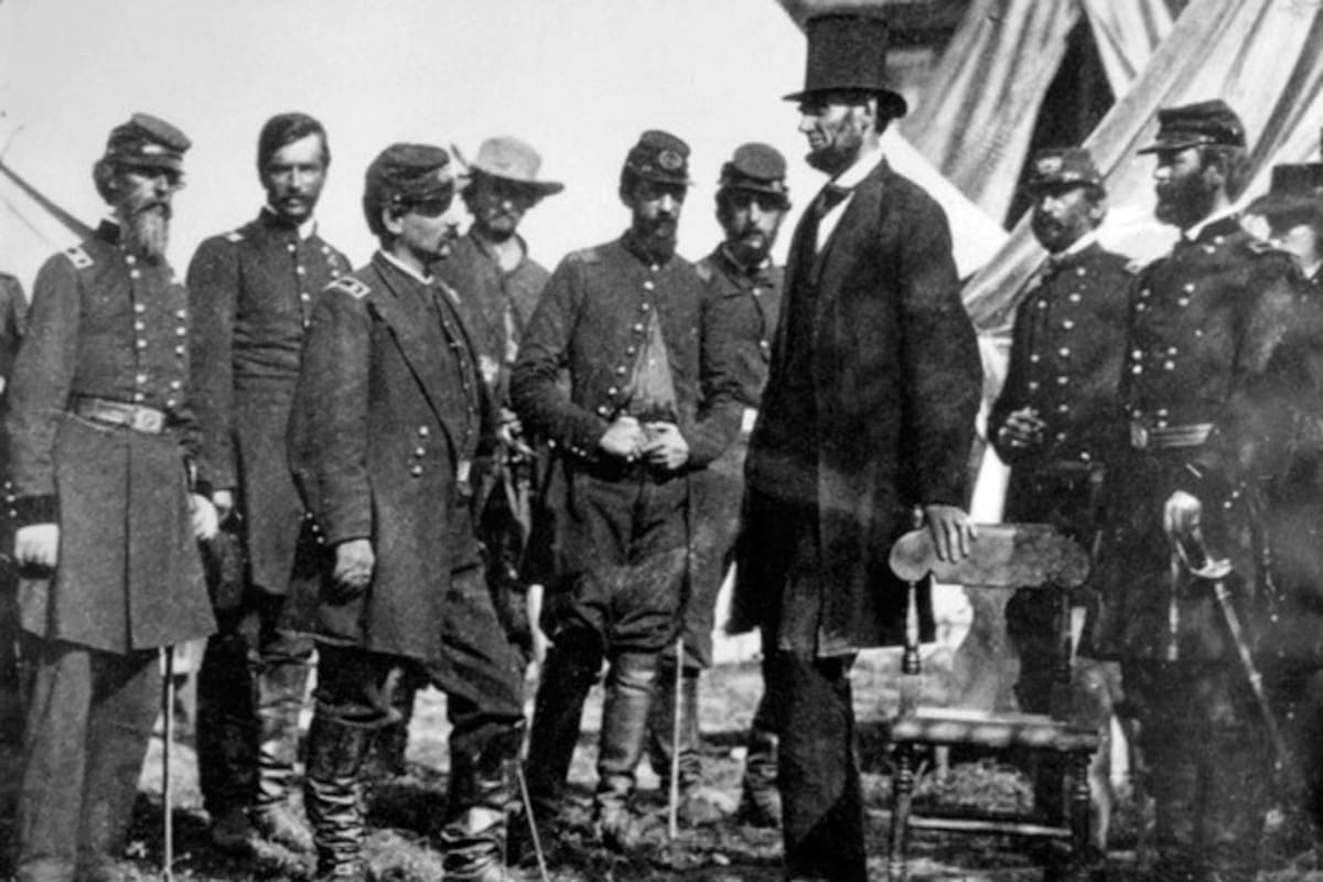 Abraham Lincoln en la batalla de Antietam. Bettman