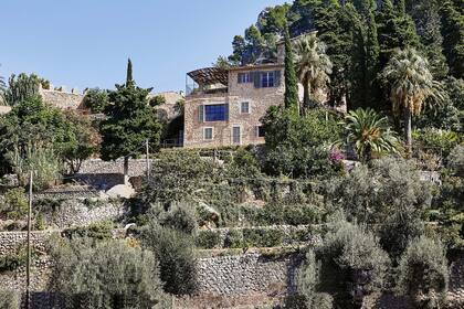 Como la casa está en medio de la sierra de Tramuntana, para restaurarla se usó piedra de la zona ligada con una mezcla típica de tierra, agua y cal.